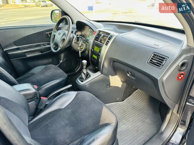 Черный Хендай Туксон, объемом двигателя 2 л и пробегом 119 тыс. км за 9600 $, фото 12 на Automoto.ua