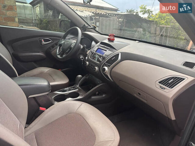 Черный Хендай Туксон, объемом двигателя 2.36 л и пробегом 151 тыс. км за 13000 $, фото 5 на Automoto.ua