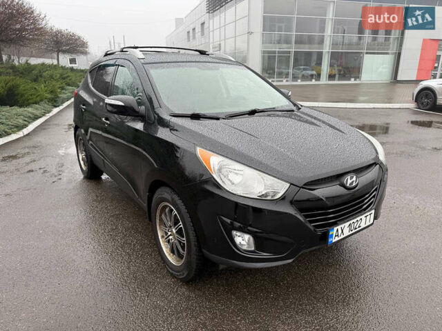 Черный Хендай Туксон, объемом двигателя 2.4 л и пробегом 143 тыс. км за 12000 $, фото 3 на Automoto.ua