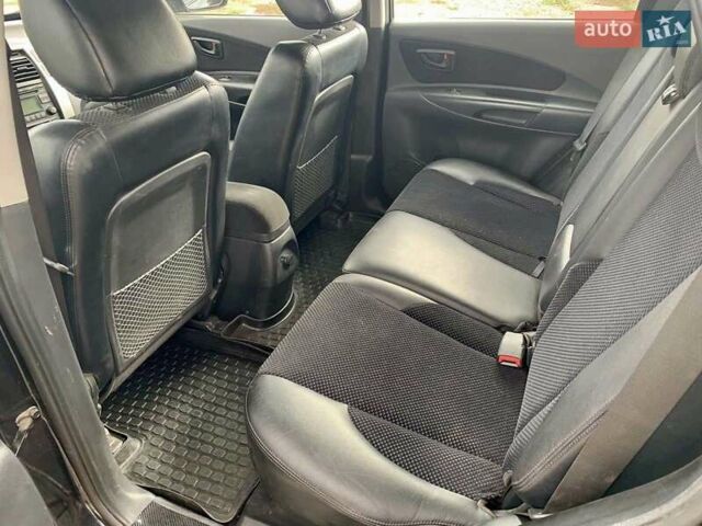 Черный Хендай Туксон, объемом двигателя 1.98 л и пробегом 158 тыс. км за 8200 $, фото 12 на Automoto.ua