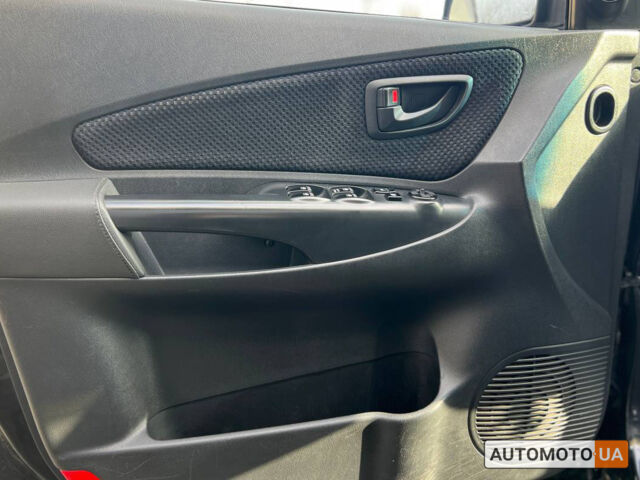 Черный Хендай Туксон, объемом двигателя 2 л и пробегом 178 тыс. км за 9600 $, фото 6 на Automoto.ua