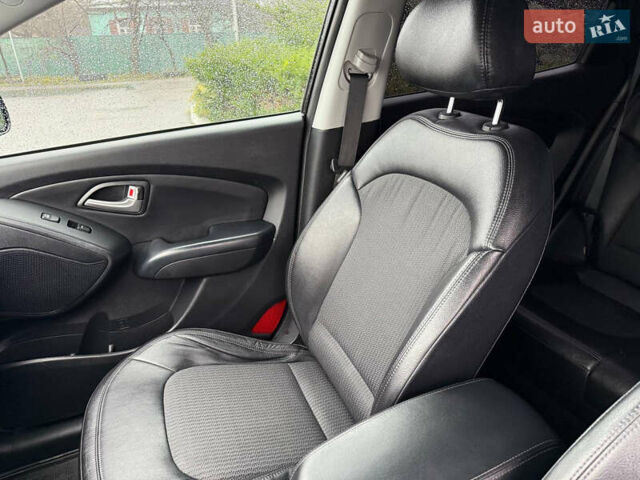 Черный Хендай Туксон, объемом двигателя 2.4 л и пробегом 143 тыс. км за 12000 $, фото 18 на Automoto.ua