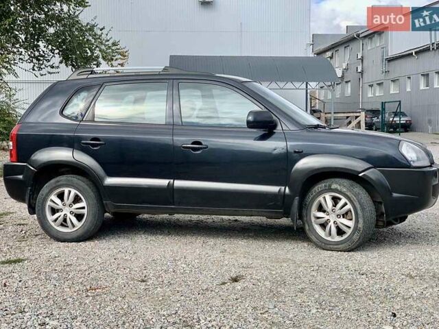 Черный Хендай Туксон, объемом двигателя 1.98 л и пробегом 158 тыс. км за 8200 $, фото 2 на Automoto.ua