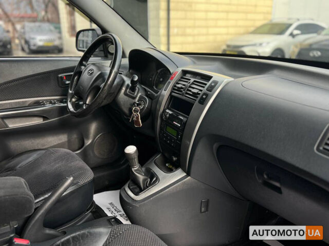 Черный Хендай Туксон, объемом двигателя 2 л и пробегом 178 тыс. км за 9600 $, фото 17 на Automoto.ua