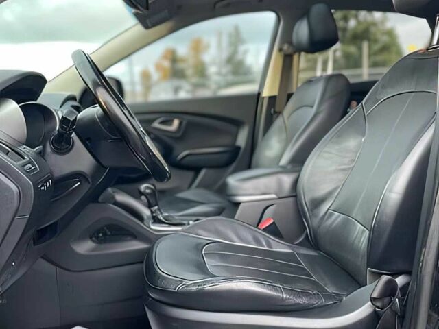 Черный Хендай Туксон, объемом двигателя 2.4 л и пробегом 80 тыс. км за 13000 $, фото 6 на Automoto.ua