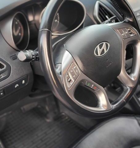 Черный Хендай Туксон, объемом двигателя 2.4 л и пробегом 130 тыс. км за 12400 $, фото 10 на Automoto.ua