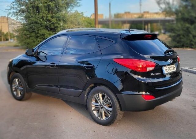 Черный Хендай Туксон, объемом двигателя 2.4 л и пробегом 130 тыс. км за 12400 $, фото 4 на Automoto.ua