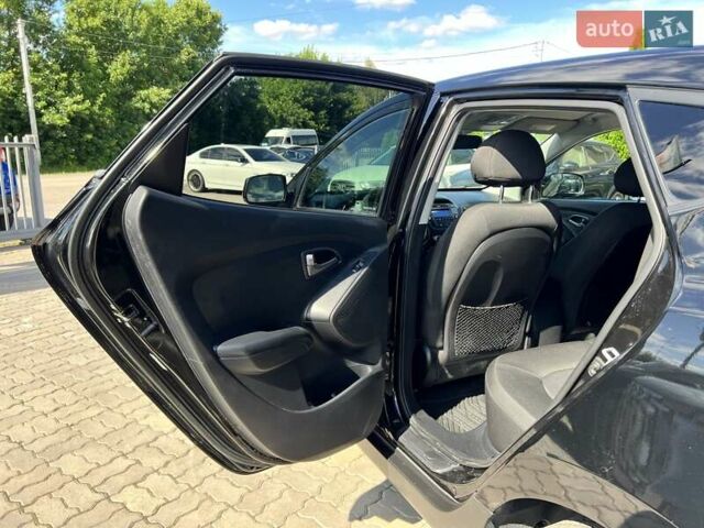 Чорний Хендай Туксон, об'ємом двигуна 2 л та пробігом 164 тис. км за 11490 $, фото 29 на Automoto.ua