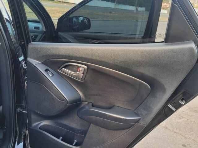 Черный Хендай Туксон, объемом двигателя 2.4 л и пробегом 130 тыс. км за 12400 $, фото 14 на Automoto.ua