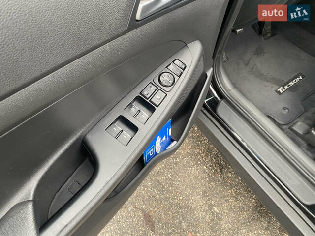 Черный Хендай Туксон, объемом двигателя 2 л и пробегом 190 тыс. км за 18000 $, фото 12 на Automoto.ua