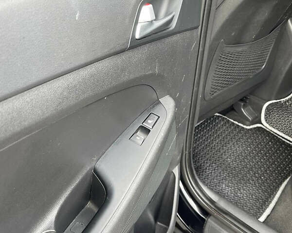 Хендай Туксон 2015 у Стрые на Automoto.ua Чорний Хендай Туксон, об'ємом двигуна 2 л та пробігом 189 тис. км за 20000 $, фото 14 на Automoto.ua