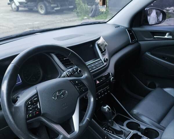 Чорний Хендай Туксон, об'ємом двигуна 1.7 л та пробігом 220 тис. км за 16000 $, фото 3 на Automoto.ua