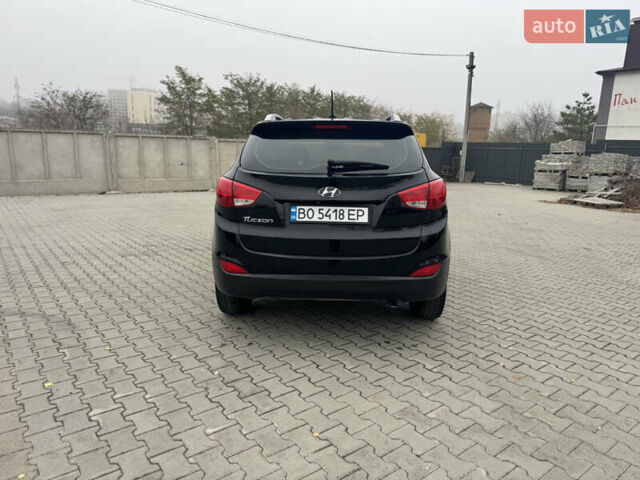 Черный Хендай Туксон, объемом двигателя 2.36 л и пробегом 205 тыс. км за 11200 $, фото 5 на Automoto.ua
