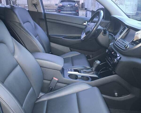 Чорний Хендай Туксон, об'ємом двигуна 1.7 л та пробігом 220 тис. км за 16000 $, фото 1 на Automoto.ua