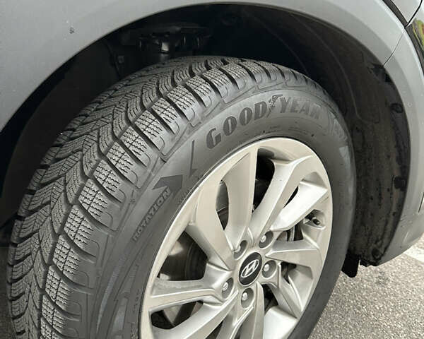 Черный Хендай Туксон, объемом двигателя 2 л и пробегом 120 тыс. км за 17800 $, фото 14 на Automoto.ua