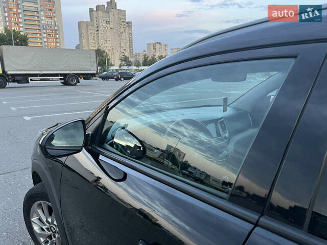 Черный Хендай Туксон, объемом двигателя 2 л и пробегом 159 тыс. км за 16500 $, фото 17 на Automoto.ua