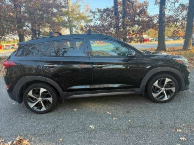 Черный Хендай Туксон, объемом двигателя 1.6 л и пробегом 99 тыс. км за 9600 $, фото 7 на Automoto.ua