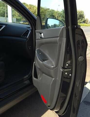 Черный Хендай Туксон, объемом двигателя 2 л и пробегом 44 тыс. км за 20500 $, фото 2 на Automoto.ua