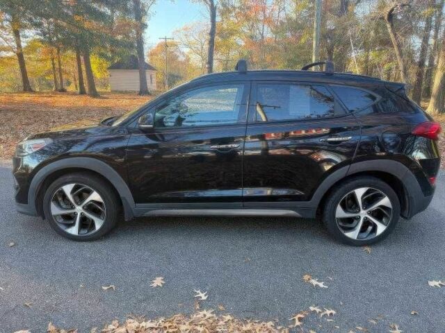 Черный Хендай Туксон, объемом двигателя 1.6 л и пробегом 99 тыс. км за 9600 $, фото 3 на Automoto.ua