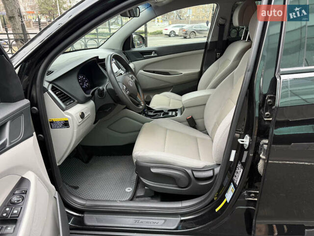 Черный Хендай Туксон, объемом двигателя 2 л и пробегом 168 тыс. км за 13400 $, фото 10 на Automoto.ua