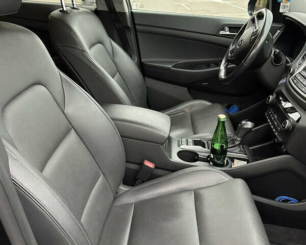 Черный Хендай Туксон, объемом двигателя 2 л и пробегом 120 тыс. км за 17800 $, фото 12 на Automoto.ua