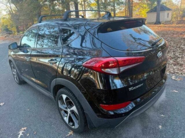 Черный Хендай Туксон, объемом двигателя 1.6 л и пробегом 99 тыс. км за 9600 $, фото 4 на Automoto.ua