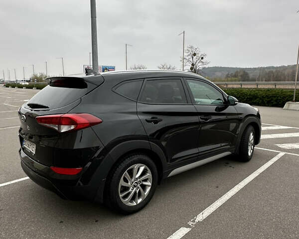 Черный Хендай Туксон, объемом двигателя 2 л и пробегом 120 тыс. км за 17800 $, фото 4 на Automoto.ua