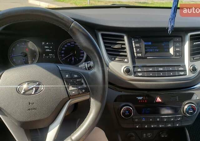 Черный Хендай Туксон, объемом двигателя 1.59 л и пробегом 101 тыс. км за 20600 $, фото 4 на Automoto.ua