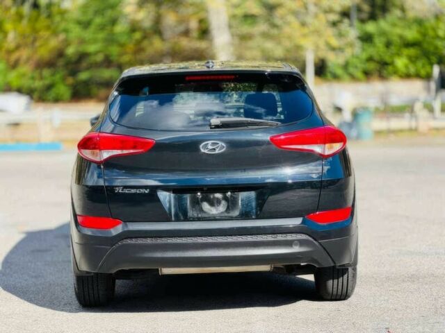 Черный Хендай Туксон, объемом двигателя 2 л и пробегом 60 тыс. км за 13500 $, фото 6 на Automoto.ua