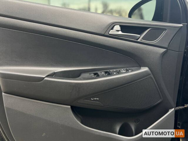 Черный Хендай Туксон, объемом двигателя 2 л и пробегом 106 тыс. км за 17900 $, фото 6 на Automoto.ua