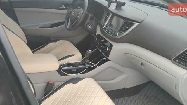 Чорний Хендай Туксон, об'ємом двигуна 2 л та пробігом 143 тис. км за 18000 $, фото 13 на Automoto.ua