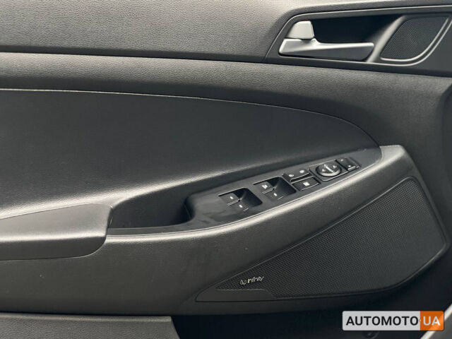 Черный Хендай Туксон, объемом двигателя 2 л и пробегом 106 тыс. км за 17900 $, фото 7 на Automoto.ua