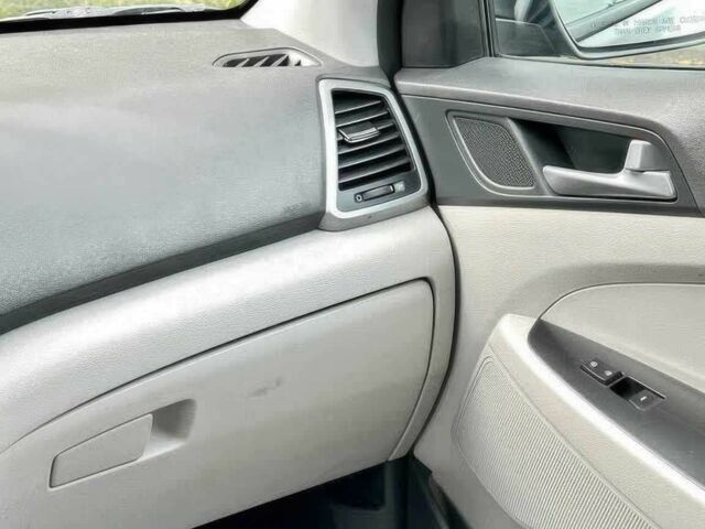 Черный Хендай Туксон, объемом двигателя 1.6 л и пробегом 53 тыс. км за 2950 $, фото 11 на Automoto.ua