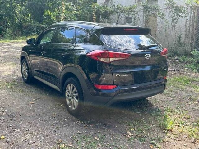 Черный Хендай Туксон, объемом двигателя 2 л и пробегом 83 тыс. км за 4400 $, фото 4 на Automoto.ua