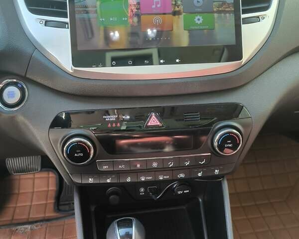 Черный Хендай Туксон, объемом двигателя 2 л и пробегом 120 тыс. км за 21000 $, фото 18 на Automoto.ua