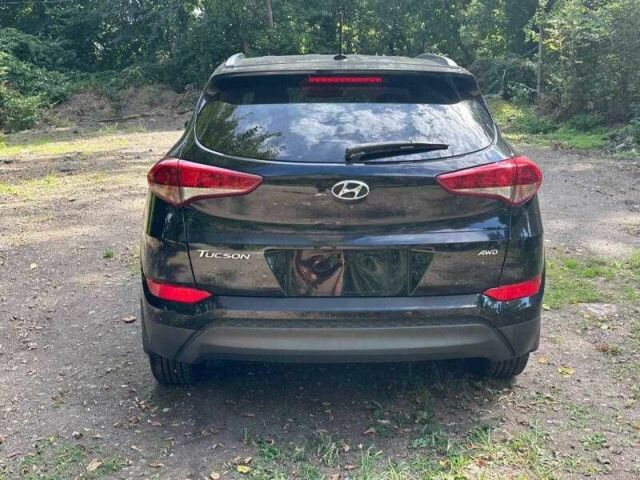 Черный Хендай Туксон, объемом двигателя 2 л и пробегом 83 тыс. км за 4400 $, фото 3 на Automoto.ua