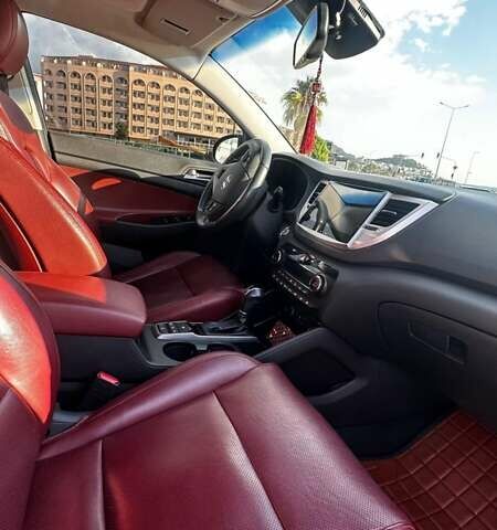 Черный Хендай Туксон, объемом двигателя 2 л и пробегом 120 тыс. км за 21000 $, фото 3 на Automoto.ua