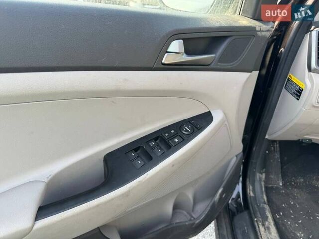 Чорний Хендай Туксон, об'ємом двигуна 2 л та пробігом 119 тис. км за 11700 $, фото 5 на Automoto.ua