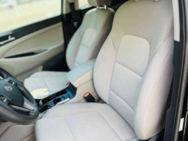 Черный Хендай Туксон, объемом двигателя 2 л и пробегом 60 тыс. км за 13500 $, фото 8 на Automoto.ua