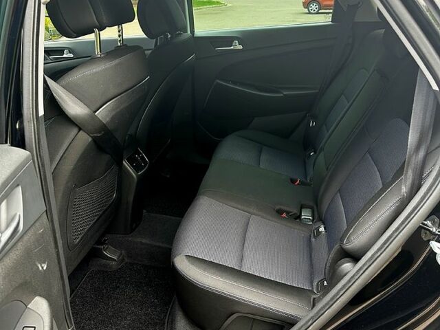 Черный Хендай Туксон, объемом двигателя 1.7 л и пробегом 120 тыс. км за 19500 $, фото 6 на Automoto.ua