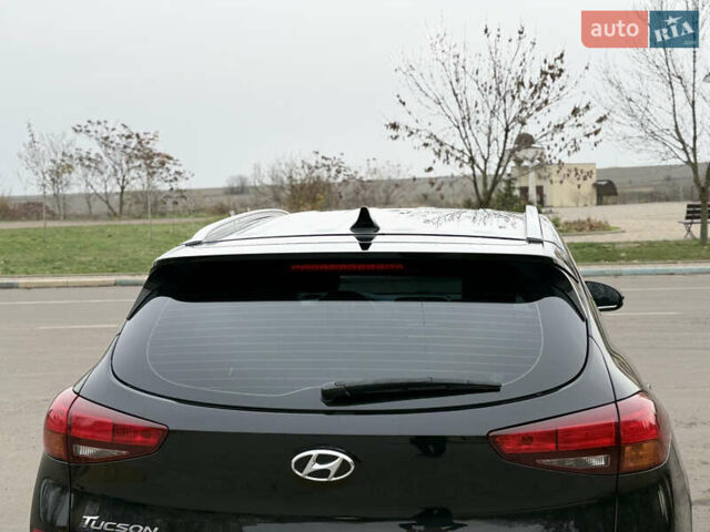 Черный Хендай Туксон, объемом двигателя 2 л и пробегом 70 тыс. км за 23000 $, фото 8 на Automoto.ua
