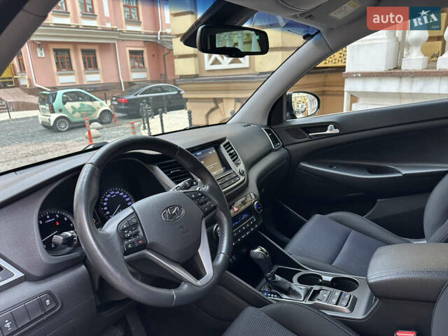 Черный Хендай Туксон, объемом двигателя 2 л и пробегом 100 тыс. км за 16900 $, фото 18 на Automoto.ua