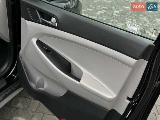 Черный Хендай Туксон, объемом двигателя 2 л и пробегом 156 тыс. км за 12800 $, фото 70 на Automoto.ua