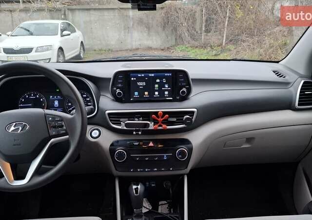 Черный Хендай Туксон, объемом двигателя 2 л и пробегом 101 тыс. км за 19700 $, фото 4 на Automoto.ua