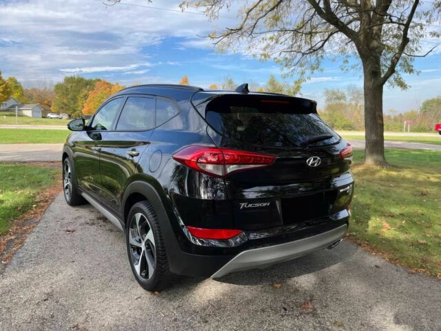 Черный Хендай Туксон, объемом двигателя 1.6 л и пробегом 34 тыс. км за 19000 $, фото 3 на Automoto.ua