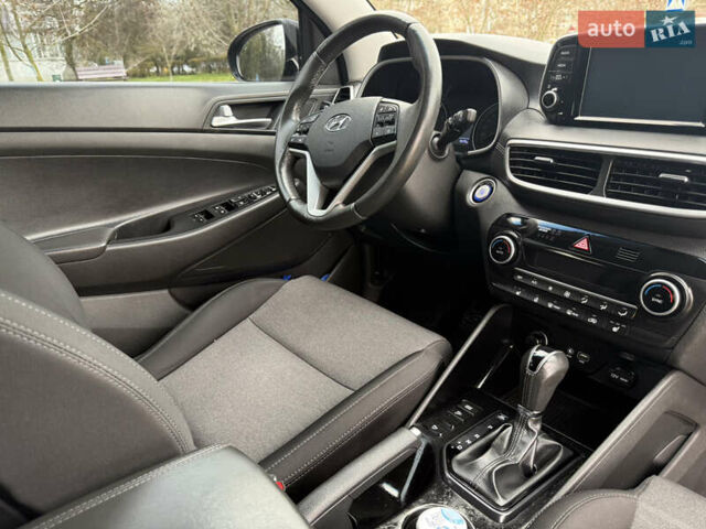 Черный Хендай Туксон, объемом двигателя 2 л и пробегом 70 тыс. км за 23000 $, фото 2 на Automoto.ua