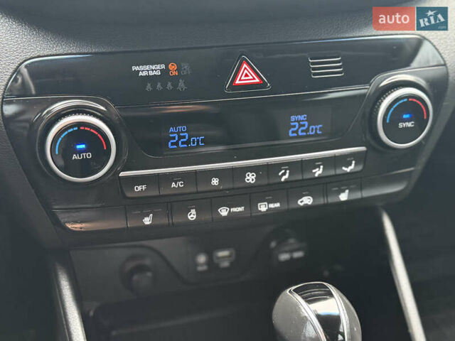 Черный Хендай Туксон, объемом двигателя 2 л и пробегом 70 тыс. км за 23000 $, фото 6 на Automoto.ua