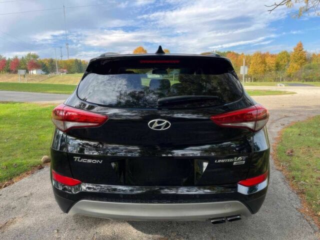 Черный Хендай Туксон, объемом двигателя 1.6 л и пробегом 34 тыс. км за 19000 $, фото 4 на Automoto.ua