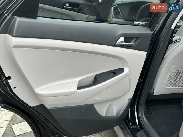 Черный Хендай Туксон, объемом двигателя 2 л и пробегом 156 тыс. км за 12800 $, фото 79 на Automoto.ua