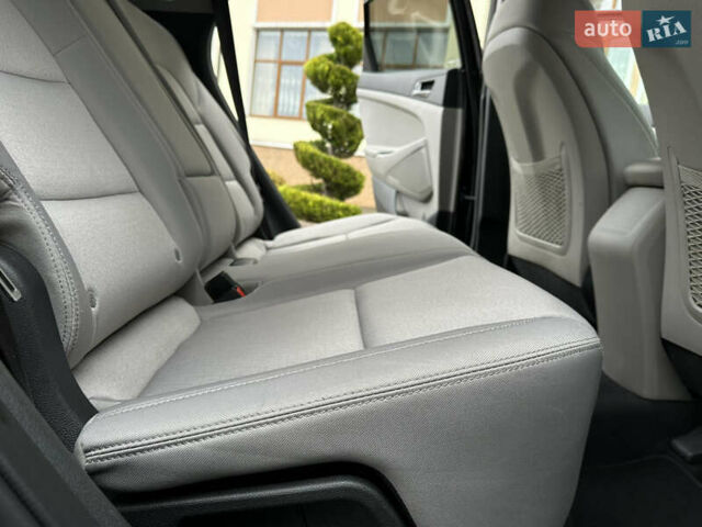 Черный Хендай Туксон, объемом двигателя 2 л и пробегом 156 тыс. км за 12800 $, фото 82 на Automoto.ua